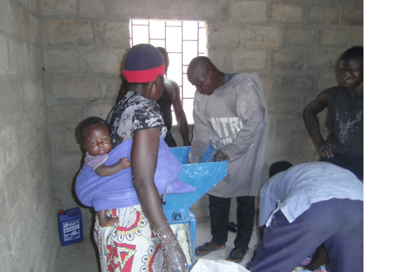 L’Association 2AEAT apporte son appui à l’Association (AFRDD) dans l’installation et l’utilisation quotidienne d’une rappeuse de Manioc à Koka (Préfecture de Doufelgou).