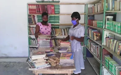 Une Bibliothèque en plein réaménagement, dans le canton de Koka, pour les élèves, avec l’appui de l’Association« 2AEAT »