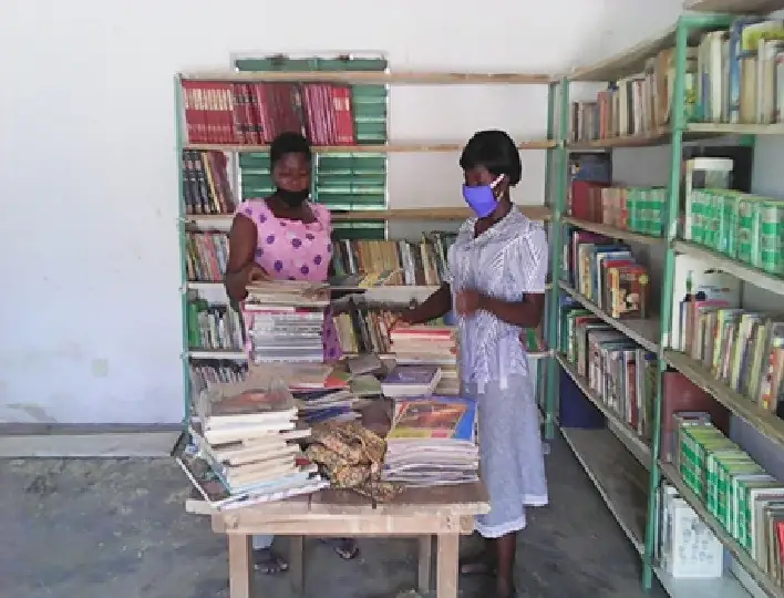 Une Bibliothèque en plein réaménagement, dans le canton de Koka, pour les élèves, avec l’appui de l’Association« 2AEAT »